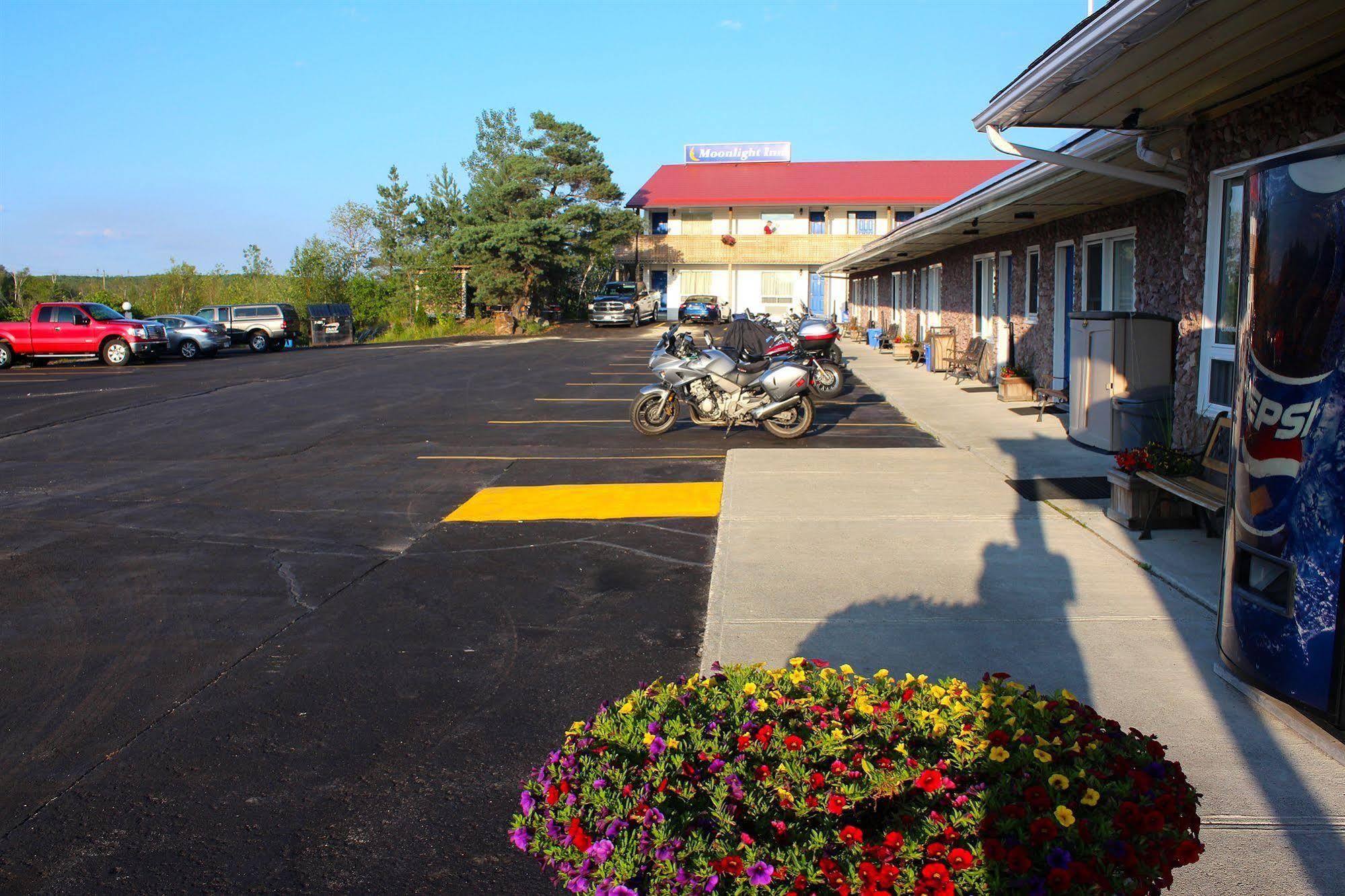 Moonlight Inn And Suites Sudbury Exterior foto